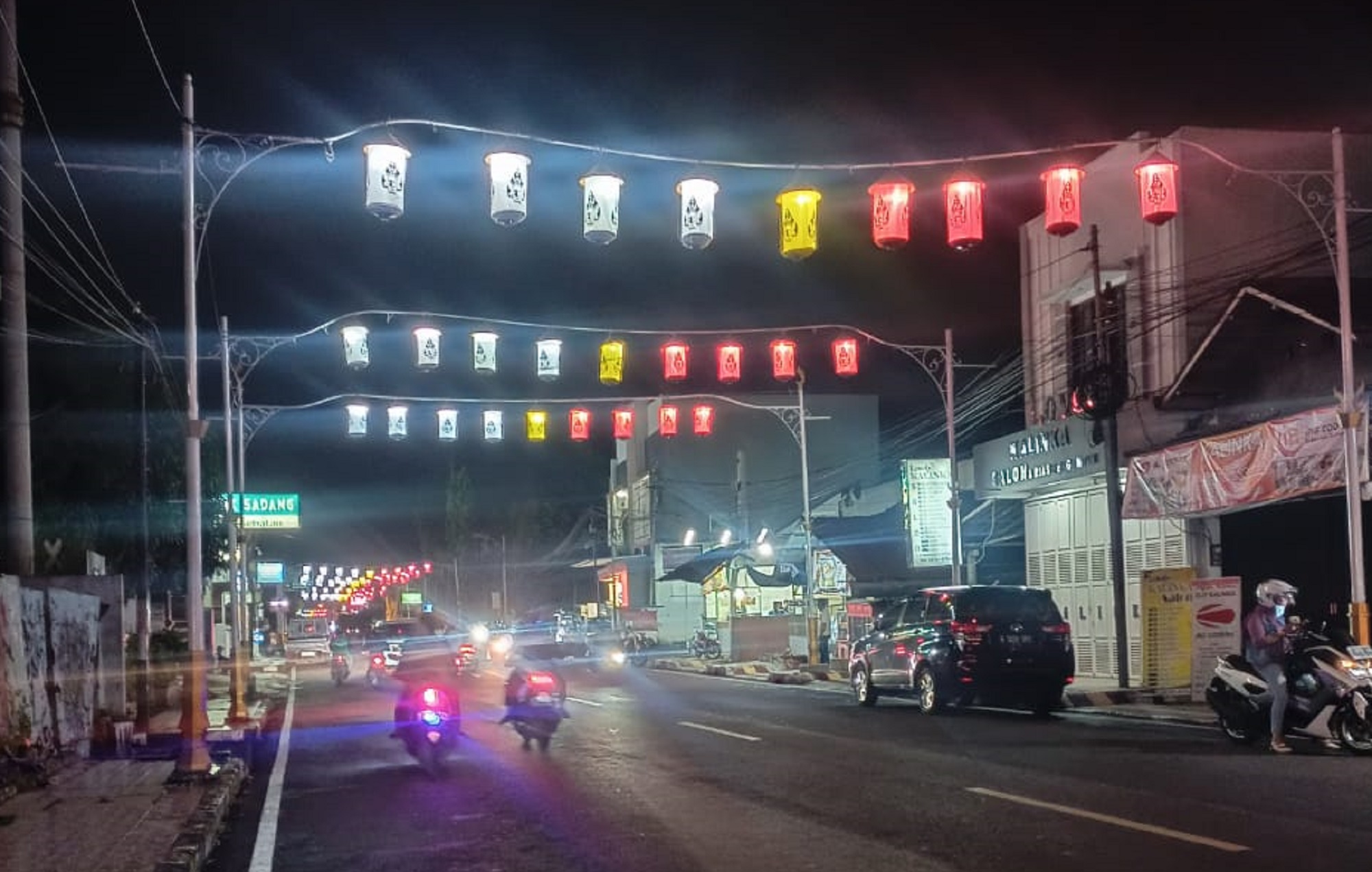 Lampion Tirai di salah satu jalur utama Kabupaten Purwakarta (Foto: Dok. Disperkim Purwakarta)