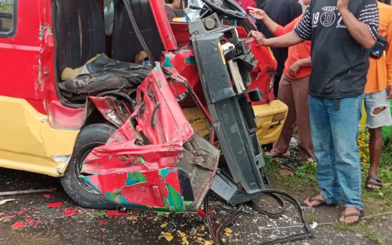 Mobil plat Merah Tabrak Angkot di Purwakarta