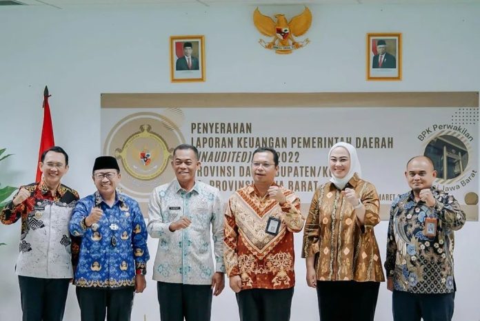 Para kepala daerah di Jawa Barat serahkan laporan keuangan ke BPK