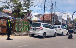Polisi Tilang ETLE Kendaraan Parkir Liar di Purwakarta
