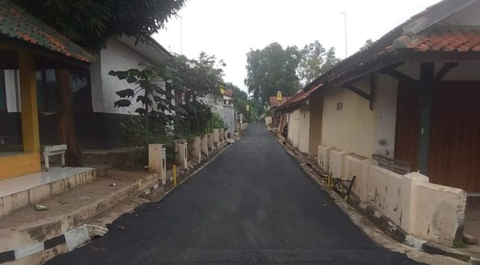Pembangunan Jalan Lingkungan (Jaling) di kawasan permukiman Kabupaten Purwakarta (Foto: Dok. Disperkim Purwakarta)
