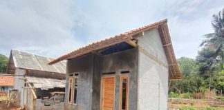 Perbaikan Rumah Tidak Layak Huni (Rutilahu) oleh Dinas Perumahan dan Permukiman Kabupaten Purwakarta (Foto: Dok. Disperkim Purwakarta)