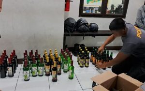 Polisi Sita 100 Botol Miras dari Rumah Warga di Sukabumi