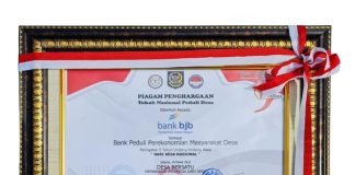 Piagam Penghargaan Bank Peduli Perekonomian Masyarakat Desa di Indonesia