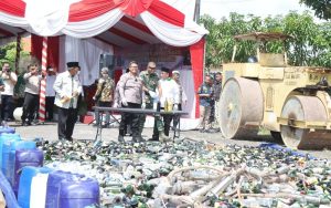 Polisi Sita Belasan Ribu Miras dan Amankan Ratusan Orang saat Operasi Pekat di Indramayu