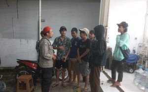 Polisi di Purwakarta Bubarkan Remaja yang Masih Nongkrong Jelang Sahur