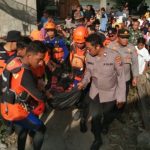 Santriwati Hanyut di Sungai