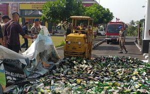 Ribuan Botol Miras di Tasikmalaya Dimusnakan Jelang Ramadhan