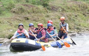 Wakil Menteri Desa Uji Adrenalin Taklukkan Sungai Bah Bolon di Serdang Bedagai