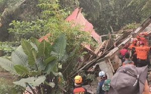 Tim Gabungan Cari Korban Tongsor TPT Rel Kereta Api di Bogor