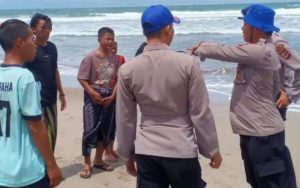 Wisatawan Diminta Tak Berenang di Kawasan Pantai Terlarang Garut