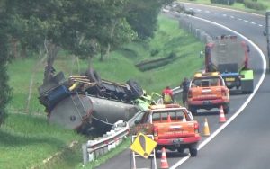 Tabrak Besi Pembatas, Truk Tangki Muatan Gula Cair Terguling di Tol Cipali