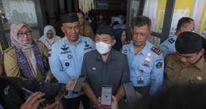 Jelang Pemilu 2024, Pemkot Bandung Menyerahkan KTP Elektronik ke Warga Binaan Lapas Banceuy