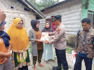 Bulan Ramadan, Kapolsek Firdaus Salurkan Puluhan Sembako Bagi Warga Kurang Mampu di Serdang Bedagai