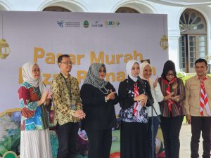 Warga Serbu Bazaar Ramadhan bank bjb 1444H di Gedung Sate