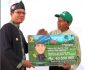 Bupati Bandung Dadang Supriatna secara simbolis menyerahkan program kartu tani sibedas