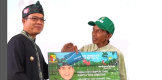 Bupati Bandung Dadang Supriatna secara simbolis menyerahkan program kartu tani sibedas