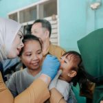 Bupati Karawang, Cellica Nurrachadiana memberikan imunisasi polio kepada anak