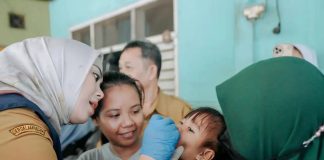 Bupati Karawang, Cellica Nurrachadiana memberikan imunisasi polio kepada anak