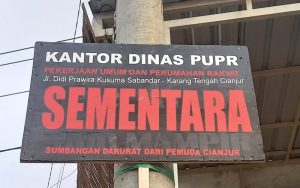 LSM Pemuda Pasang Plang Darurat di Kantor PUTR Cianjur, Ada Apa?