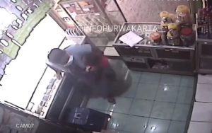 Duh! Sambil Bawa Balita, Emak-emak di Purwakarta Nekat Maling di Konter HP