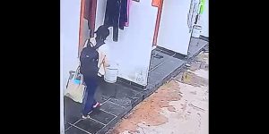 Parah! Seorang Perempuan Gasak Barang di Kamar Kos, Aksinya Terekam CCTV