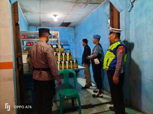 Polisi Purwakarta Amankan Puluhan Botol Miras di bulan Ramadan.