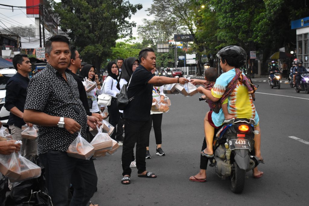 PWI Kota Bandung Konsisten Berbagi Menu Makanan Berbuka