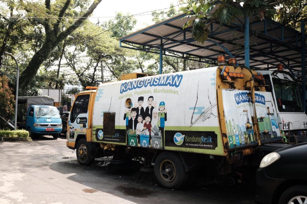 700 Ton Sampah Belum Terangkut, DLH Kota Bandung Tambah Armada dan Alat Berat