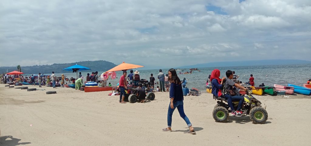 Pantai Pasir Putih Bulbul, Toba Tempat Favorit Pengunjung Libur Lebaran