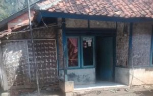 Kisah Mak Reken: Manusia Tak Sempurna Asal Purwakarta yang Hidup di Rumah Reyot