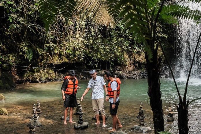 Menparekraf Sandiaga Uno saat berkunjung ke Desa Wisata Cibeusi Subang