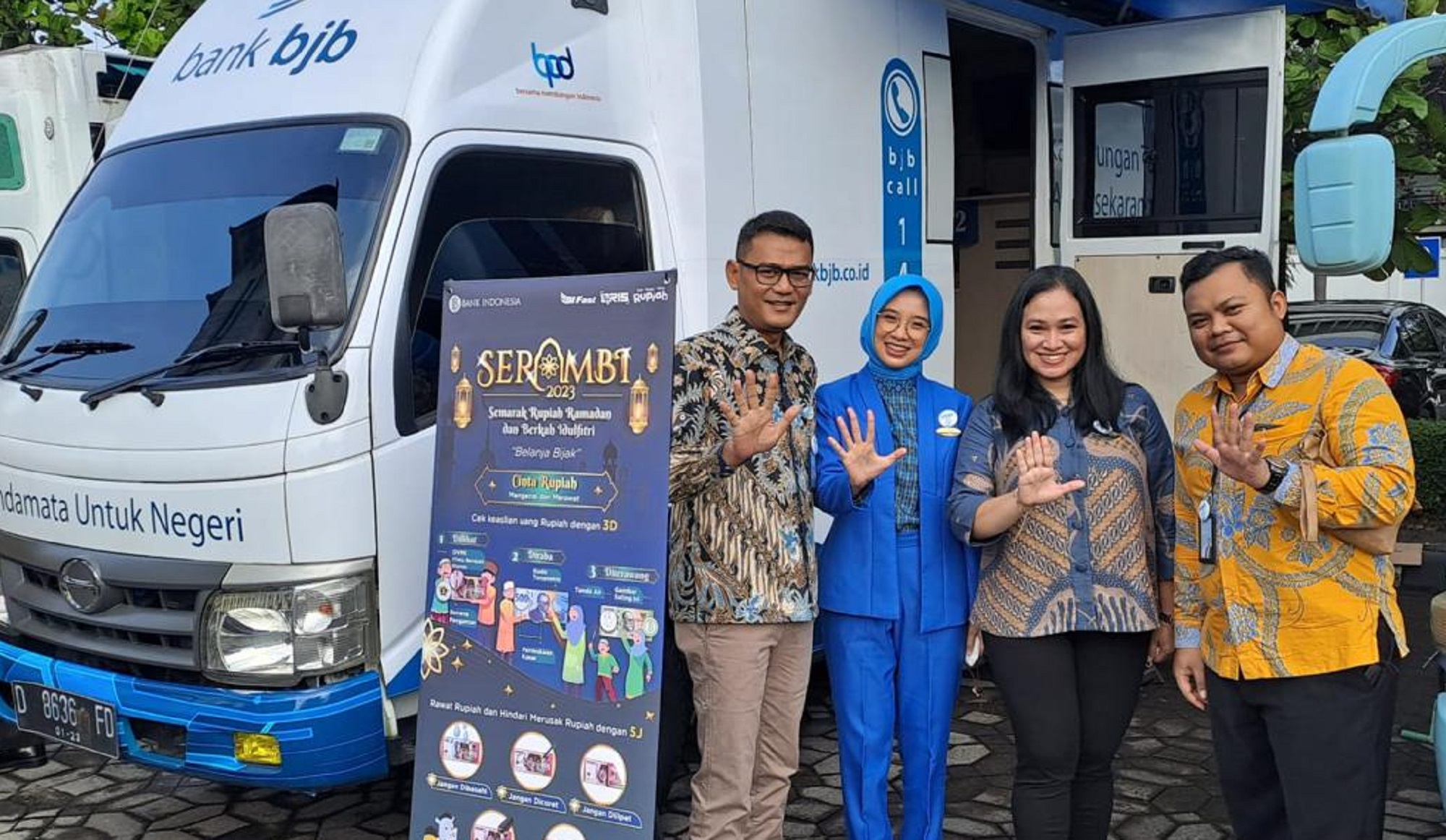 Mobil pelayanan penukaran uang Bank bjb Cabang Semarang kepada masyarakat dalam rangka SERAMBI Tahun 2023 (Foto: Dok. bank bjb)