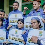 Para atlet Karawang usai menerima bonus dari Bupati Cellica