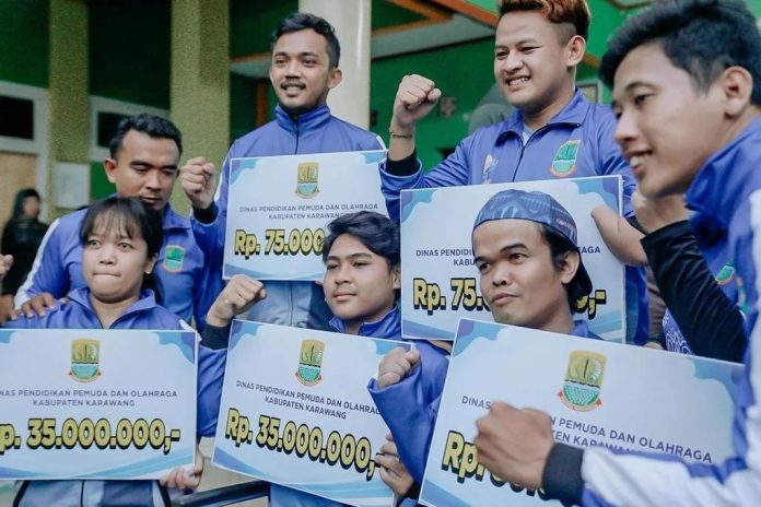 Para atlet Karawang usai menerima bonus dari Bupati Cellica