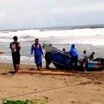 Kapal Nelayan Terdampar di Garut