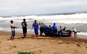 Dibalik Kapal Terdampar di Pantai Santolo Garut, Ada Nelayan yang Hilang
