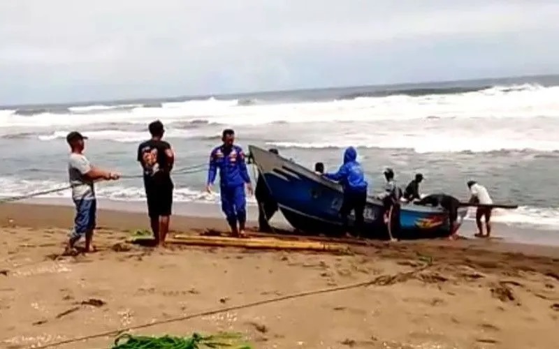 Dibalik Kapal Terdampar di Pantai Santolo Garut, Ada Nelayan yang Hilang