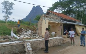 Pergeseran Tanah Terjadi di Kampung Cibodas Purwakarta: Rumah Warga Rusak, Akses Jalan Terganggu