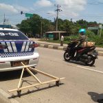 Petugas kepolisian Polres Karawang menyusuri jalur mudik arteri