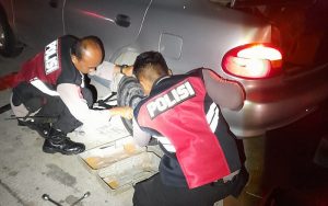 Wah! Gara-gara Ini, Polisi di Purwakarta Jadi Tukang Tambal Ban Dadakan