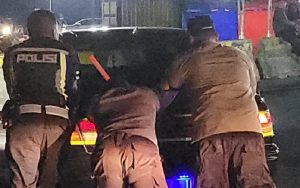 Aksi Humanis Personel Polres Purwakarta Dorong Mobil Pemudik, Wajib Diacungi Jempol