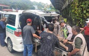 Nakes dan Polisi Bantu Pemudik yang Pingsan di Rest Area 97 Tol Cipularang Purwakarta