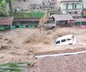 Banjir Bandang Terjang Kawasan Wisata Pemandian Alam Sembahe Deli Serdang, Satu Minibus Terbawa Arus