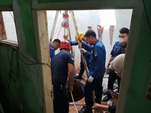 Tim BPBD dan Damkar Purwakarta dibantu warga melakukan evakuasi jenazah korban