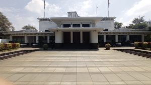 Geledah Balai Kota Bandung, Penyidik KPK Bawa Tiga Koper Berisi Ini