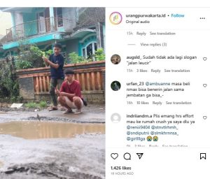 Sindir Pemkab Purwakarta, Video Warga Mancing di Jalan Rusak Viral