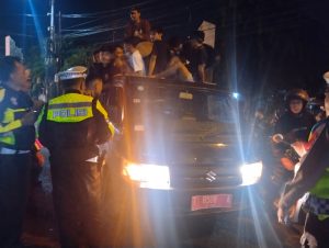 Nekat Takbir Keliling, Mobil Plat Merah Purwakarta Dihentikan Balik Polisi