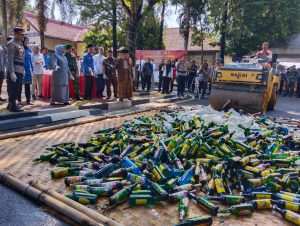 Penghujung Ramadan, Polres Purwakarta Musnahkan Ribuan Botol Miras, Narkoba Hingga Knalpot Bising