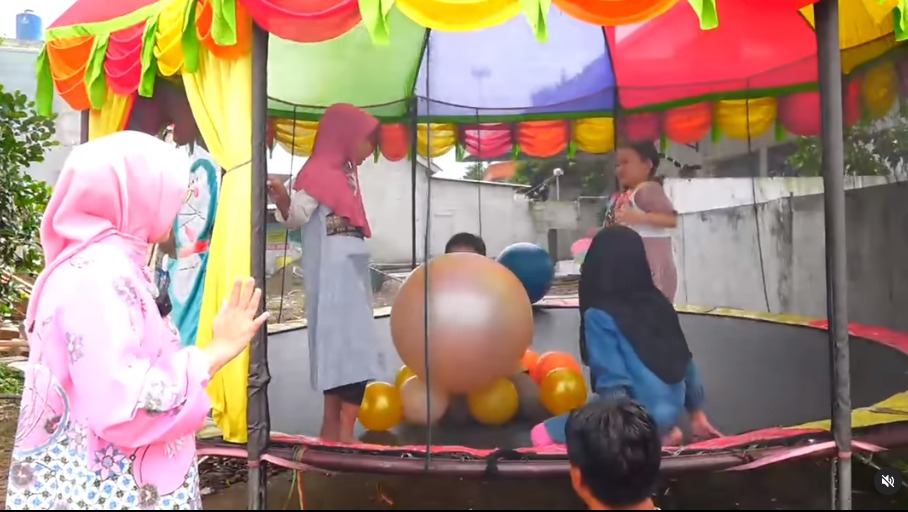 Datangi Bazar Ramadan, Ni Hyang Enggak Mau Diajak Pulang Ambu Anne, Ada Apa?